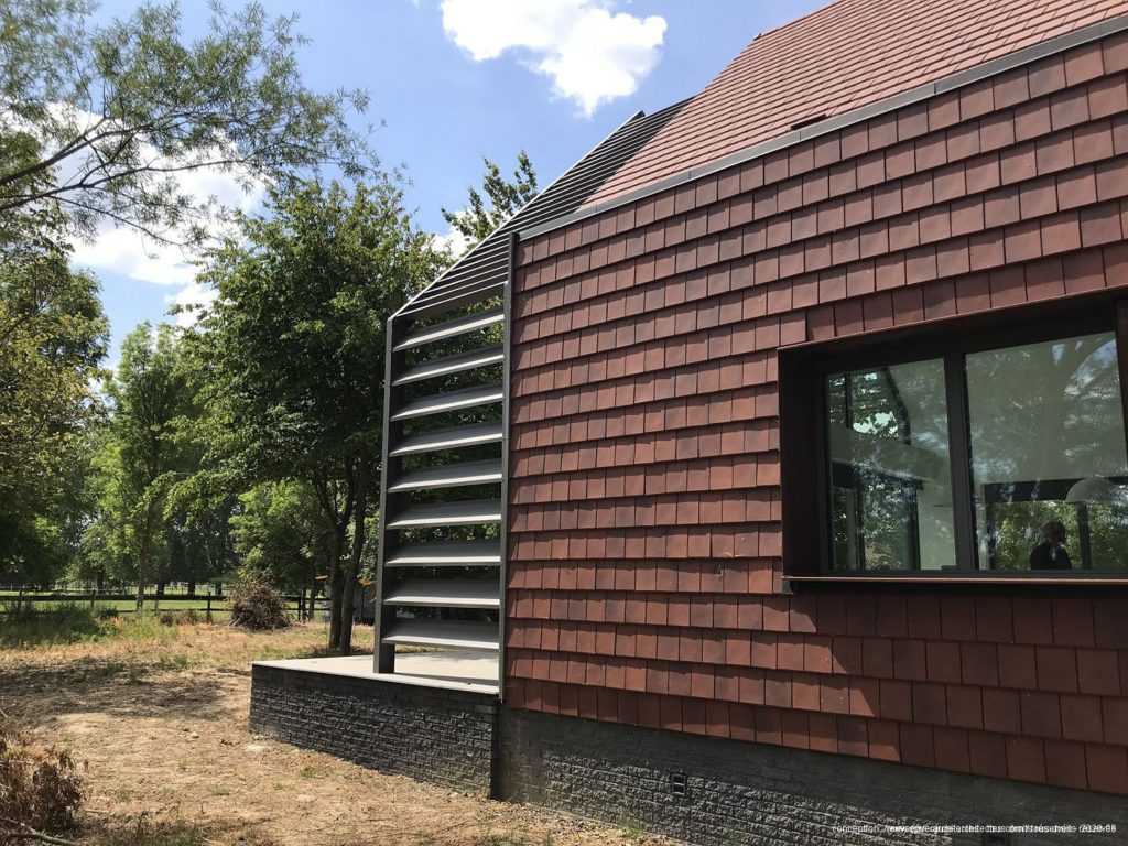 Maison bioclimatique bardage tuile plate et acier corten l Keteland Architecteurs